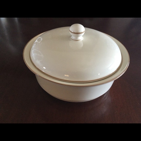 Lenox Chinastone Beige Pinstripe 2 Qt Cassorole - Picture 1 of 2